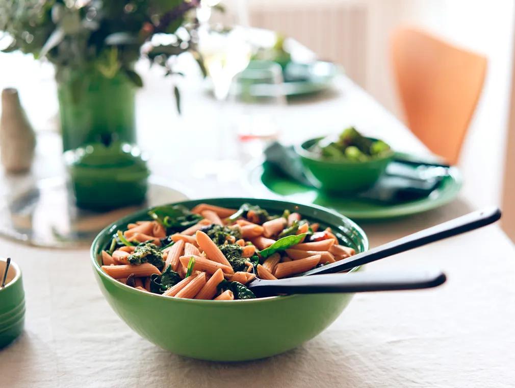 Makaron z czerwonej soczewicy ze szpinakiem i pesto z natki marchewki