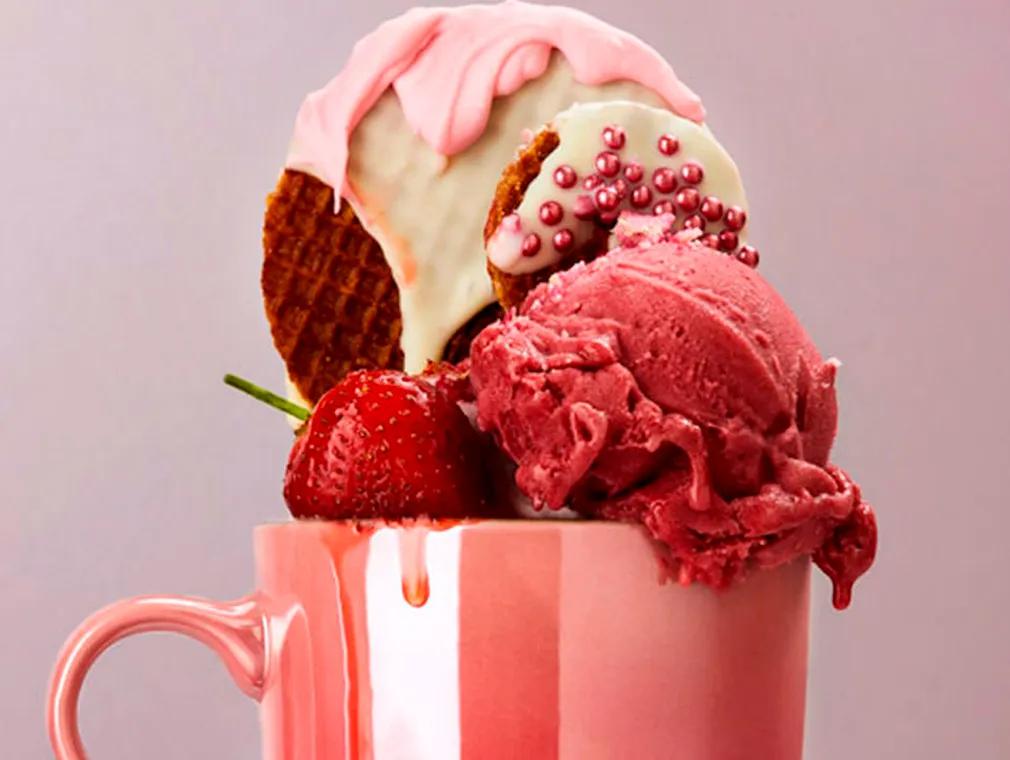 Różowe letnie sundae z karmelowymi goframi