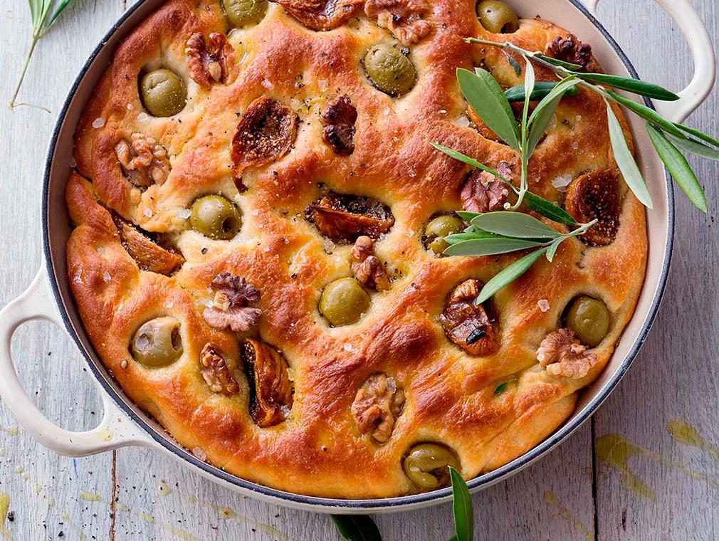Focaccia z oliwkami, orzechami włoskimi i suszonymi figami