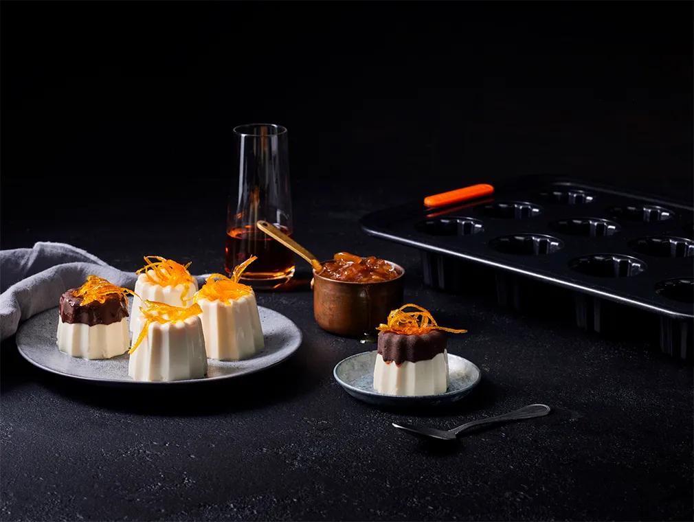 Bożonarodzeniowe cannelé o smaku pomarańczowej panna cotty z czekoladą