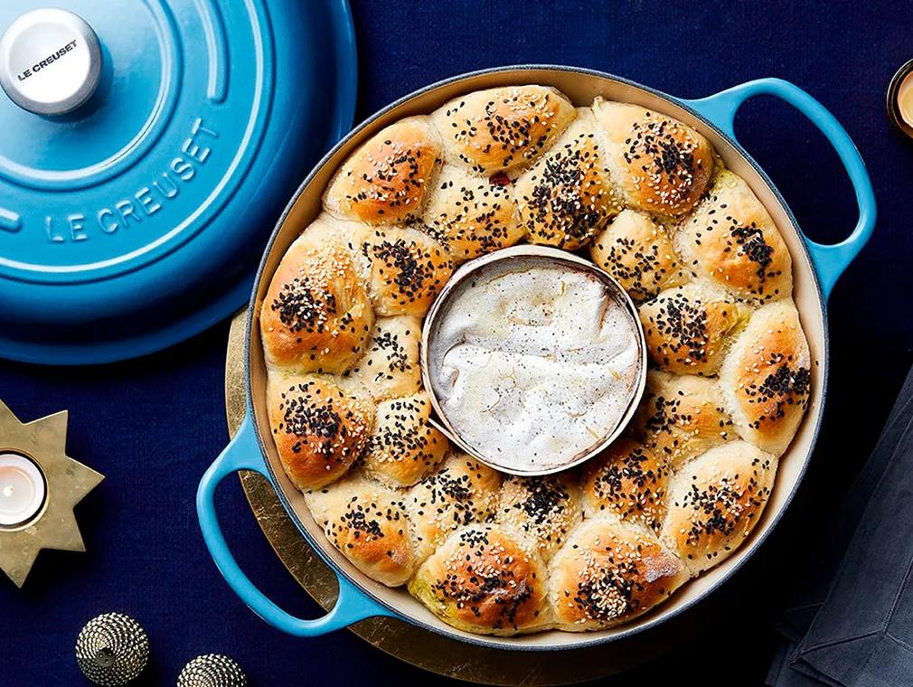 Ciabata z żurawiną, zielonym pesto i pieczonym serem Camembert