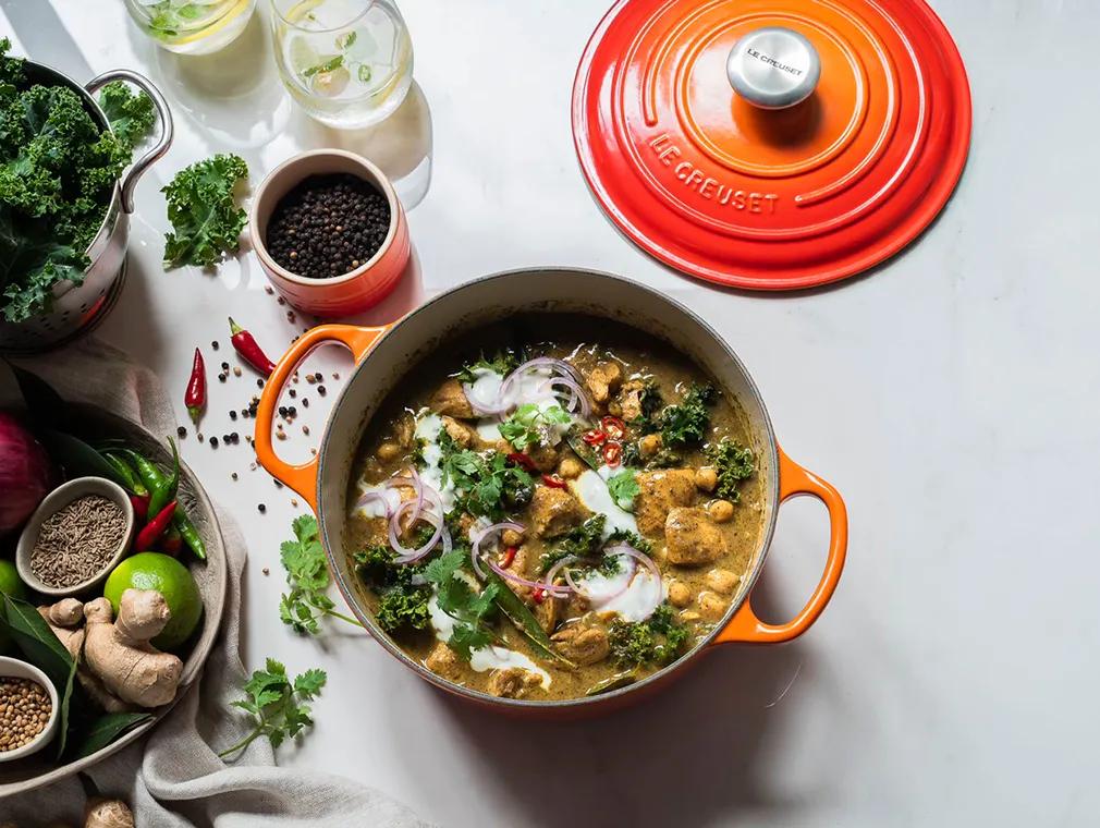 Imbirowo-pieprzowe curry z kurczakiem, ciecierzycą i jarmużem