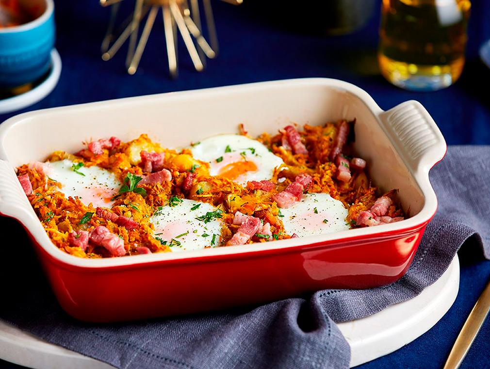 ”Bubble and squeak” z sadzonymi jajkami i kostkami boczku 