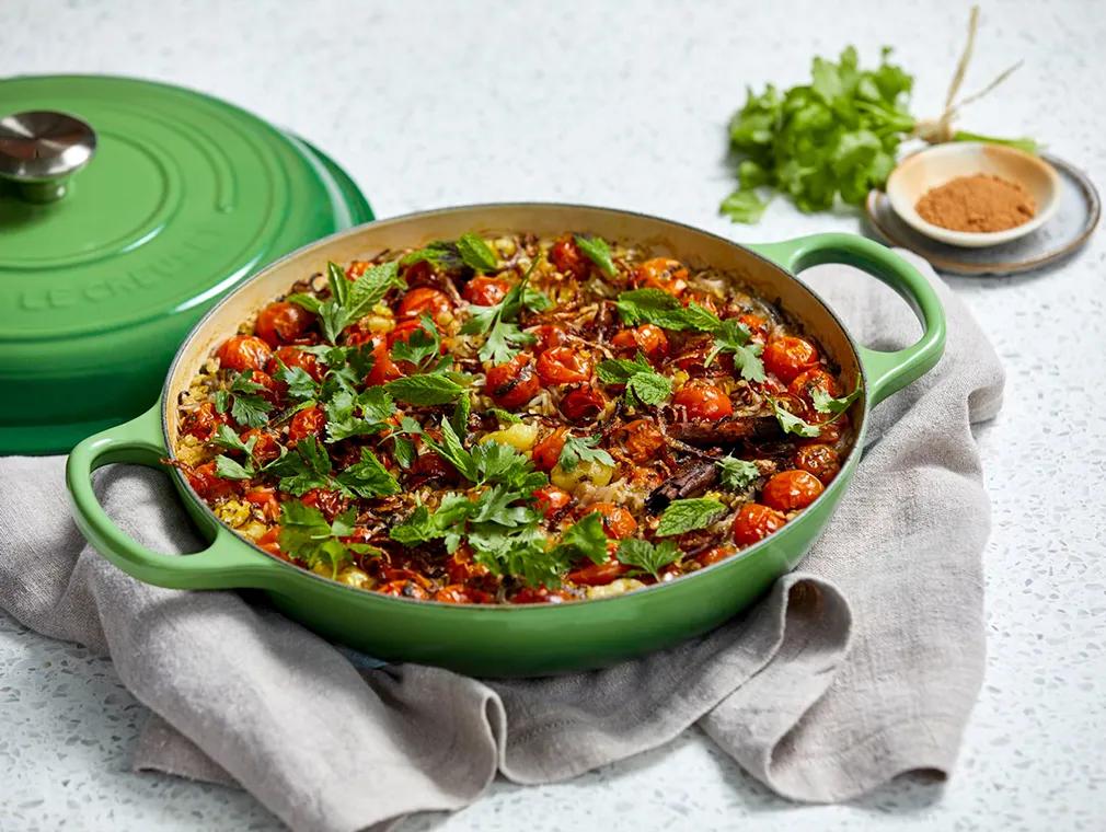 Kushari z cynamonem i pomidorkami koktajlowymi