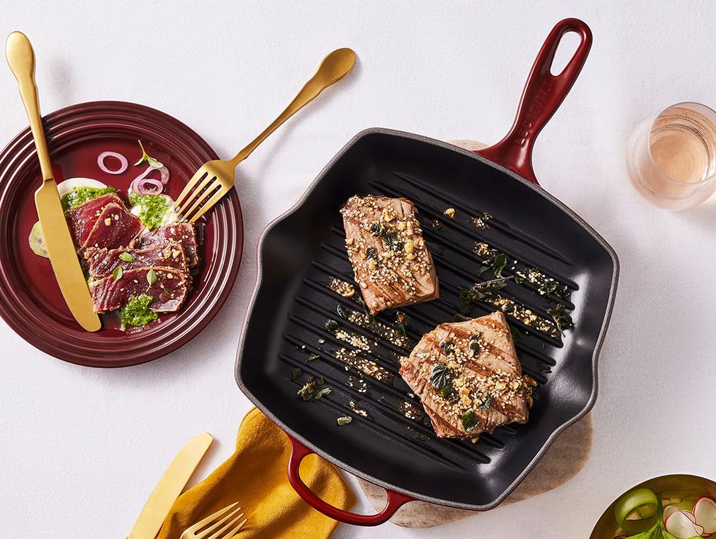 Tuńczyk smażony z mieszanką dukkah oraz pesto i kwaśną śmietaną