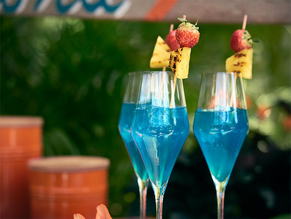 Koktail Blue Hawaiian z grillowanym ananasem