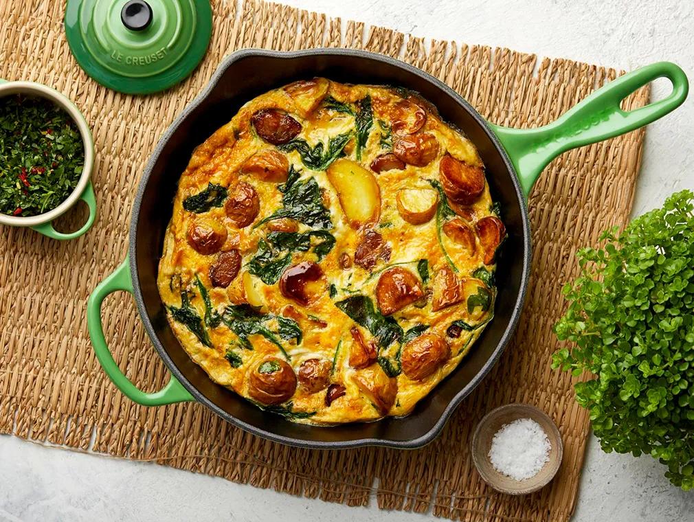 Soczysta frittata z confitem z czosnku, podawana z gremolatą