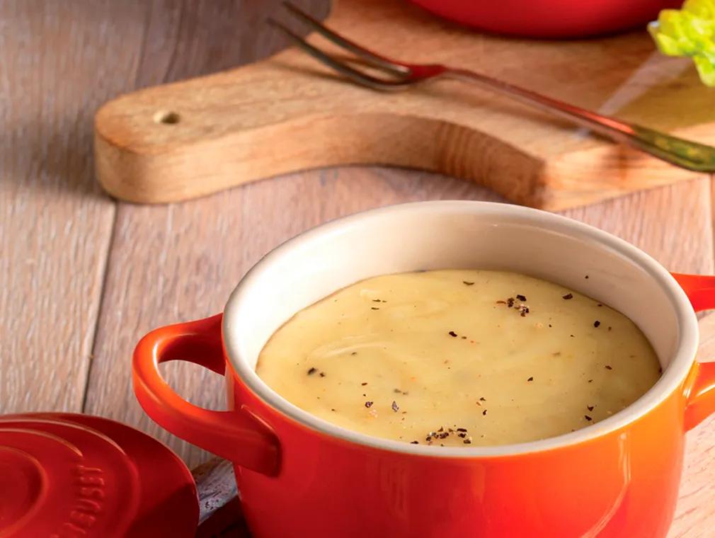 Fondue z sera szwajcarskiego Emmentaler i Gruyere z bagietką