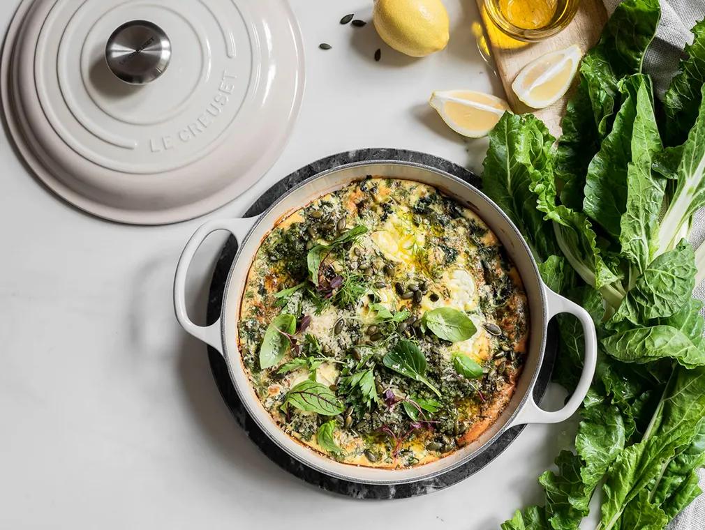 Frittata ze szpinakiem i serem kozim podawana z pesto z pestek dyni
