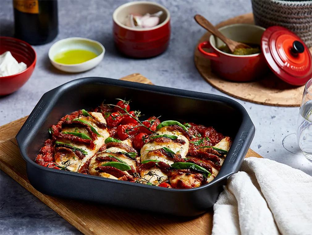 Kurczak Hasselback z serem mozzarella w pikantnym sosie pomidorowym
