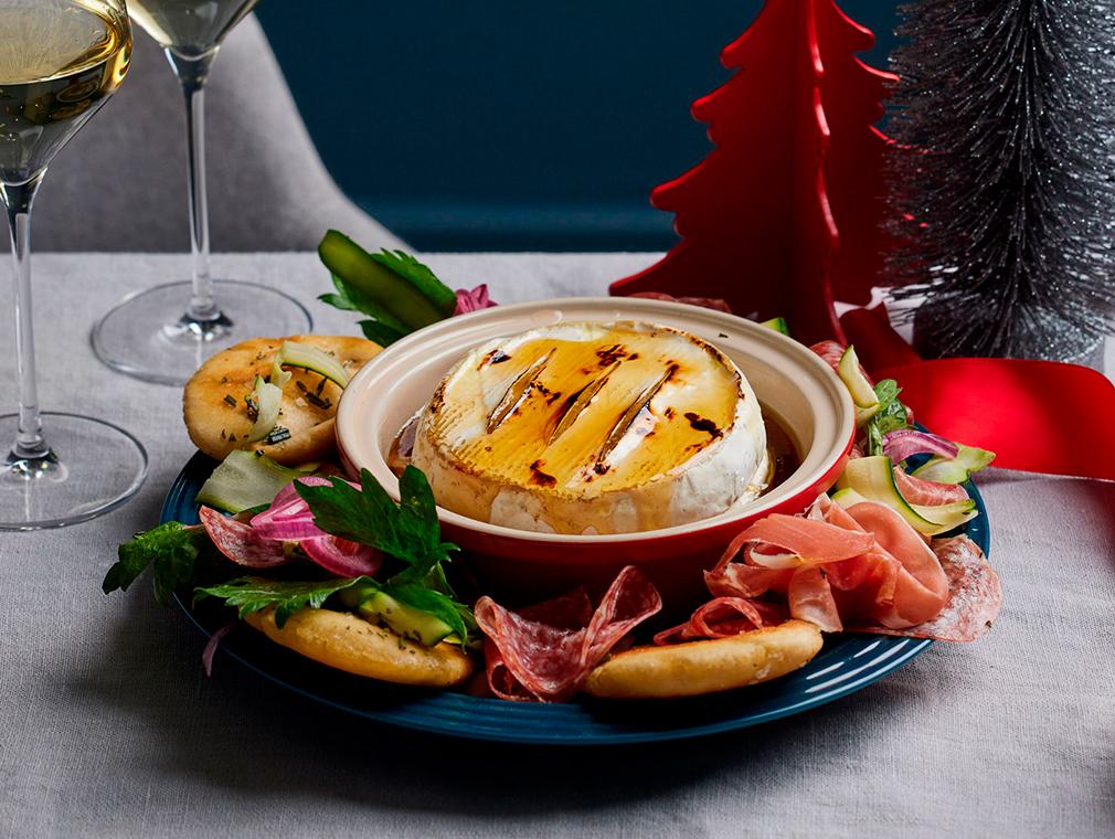 Przystawka z pieczonym Camembert