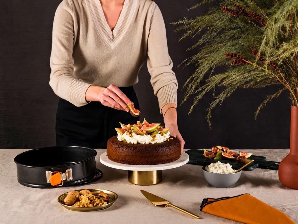 Ciasto miodowe z mascarpone, figami i orzechami włoskimi