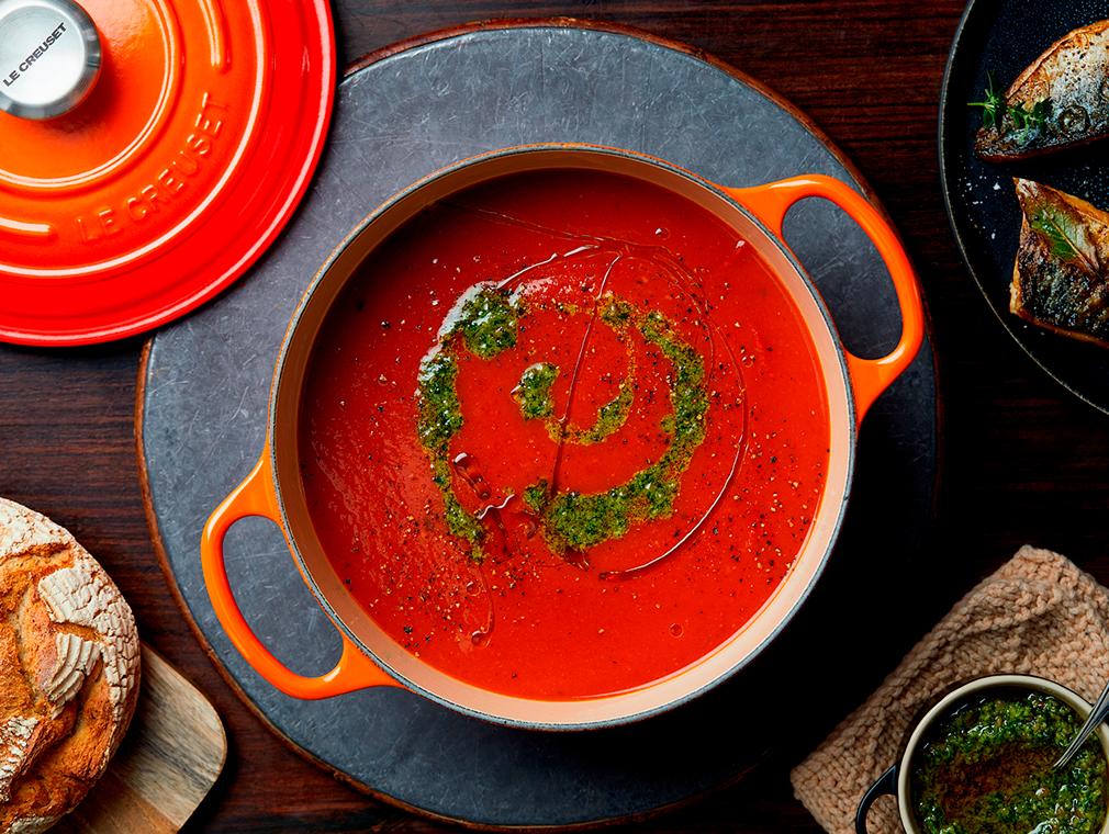 Zupa z pieczonych pomidorów z dodatkiem pesto bazyliowego i smażonej makreli