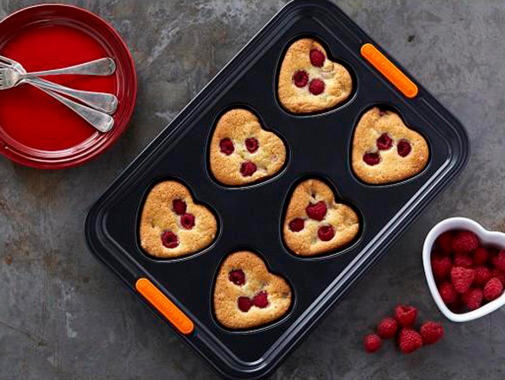 Babeczki friands w kształcie serc z malinami