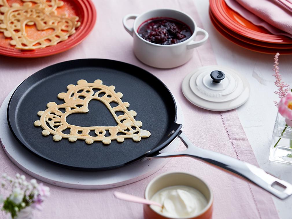 Koronkowe naleśniki z kompotem jagodowym i creme fraiche